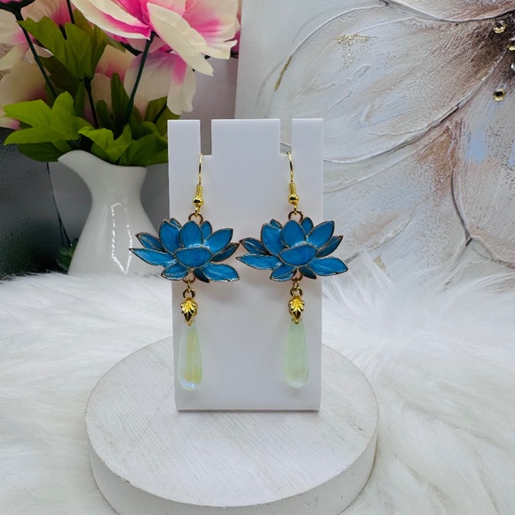 Elegant Vintage-Style Chinese for Lotus Earrings with Teardrop Accent - Picture 1 of 4